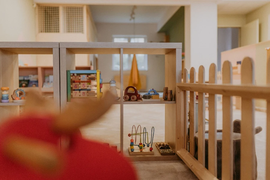 Drewniane zabawki edukacyjne na półkach w bawialni w Radomiu