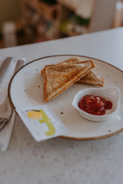 Ciepłe tosty z ketchupem na talerzu w kawiarni w Radomiu
