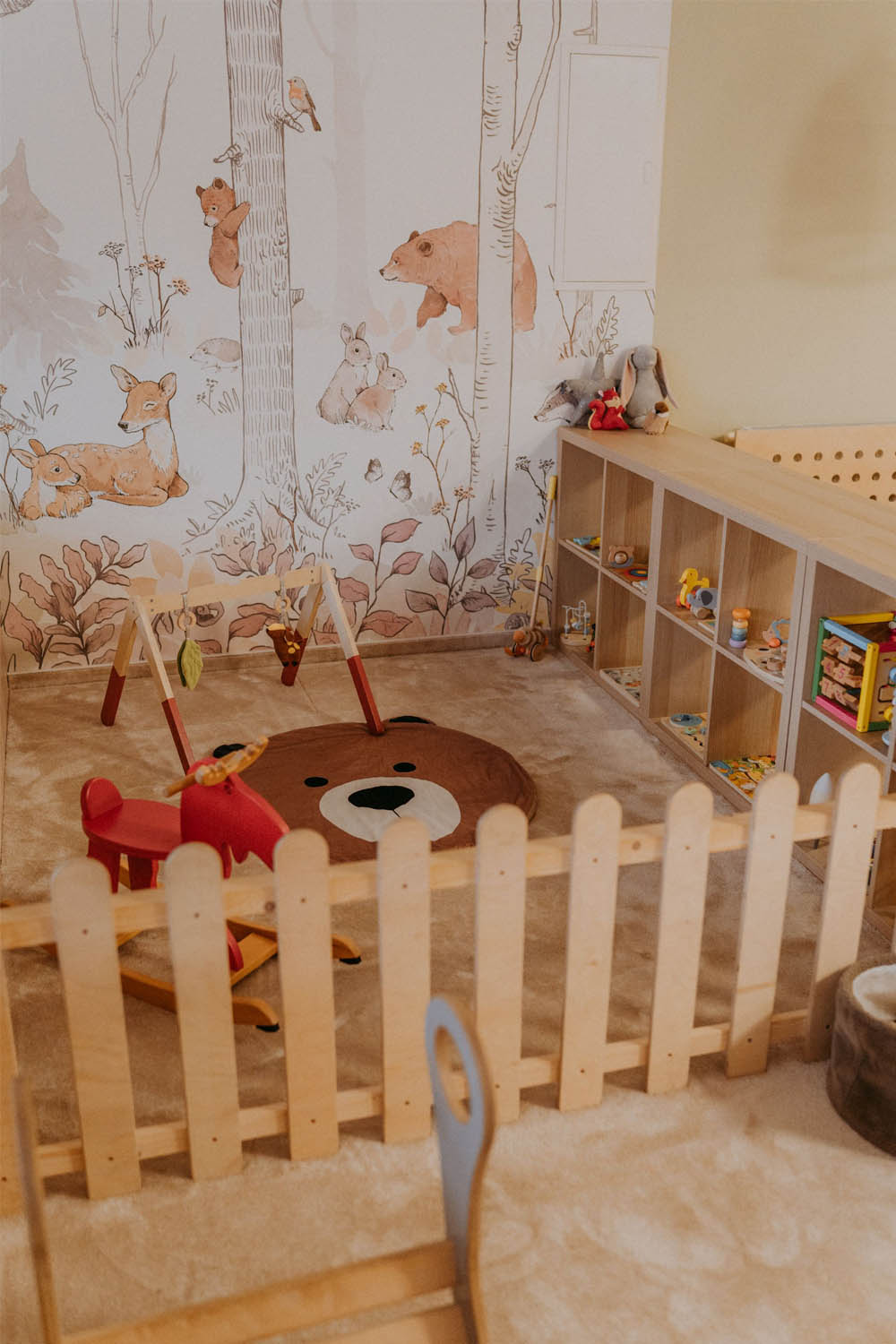 Strefa niemowlaka z matą w kształcie misia i pałąkiem edukacyjnym – bawialnia dla maluchów