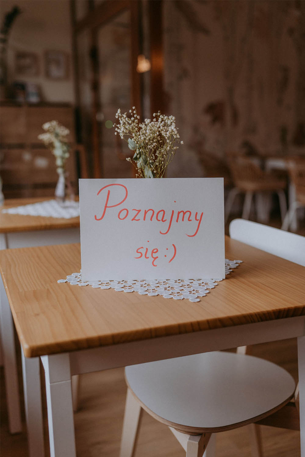 Kawa i eklery w stylowej kawiarni rodzinnej – kawiarnia z deserami Radom